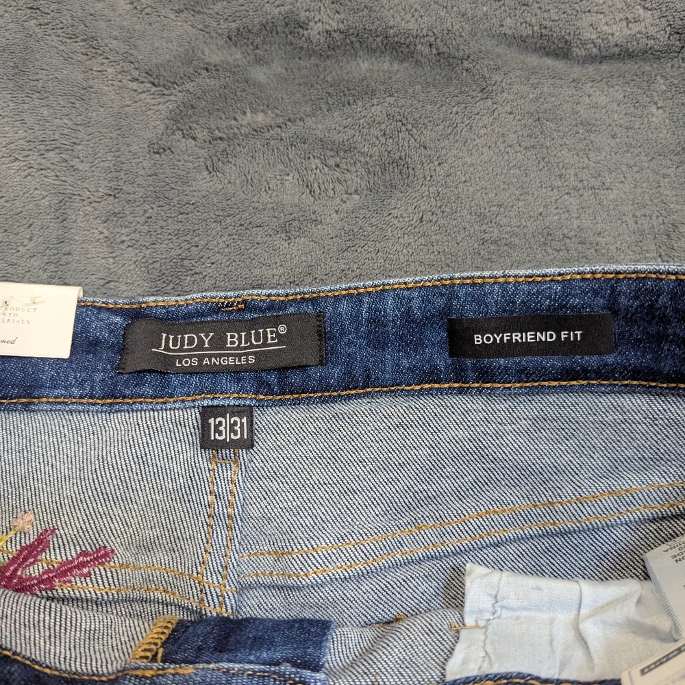NWT Judy Blue Jeans Womens 13/31 Floral Embroidered High Rise Boyfriend Fit